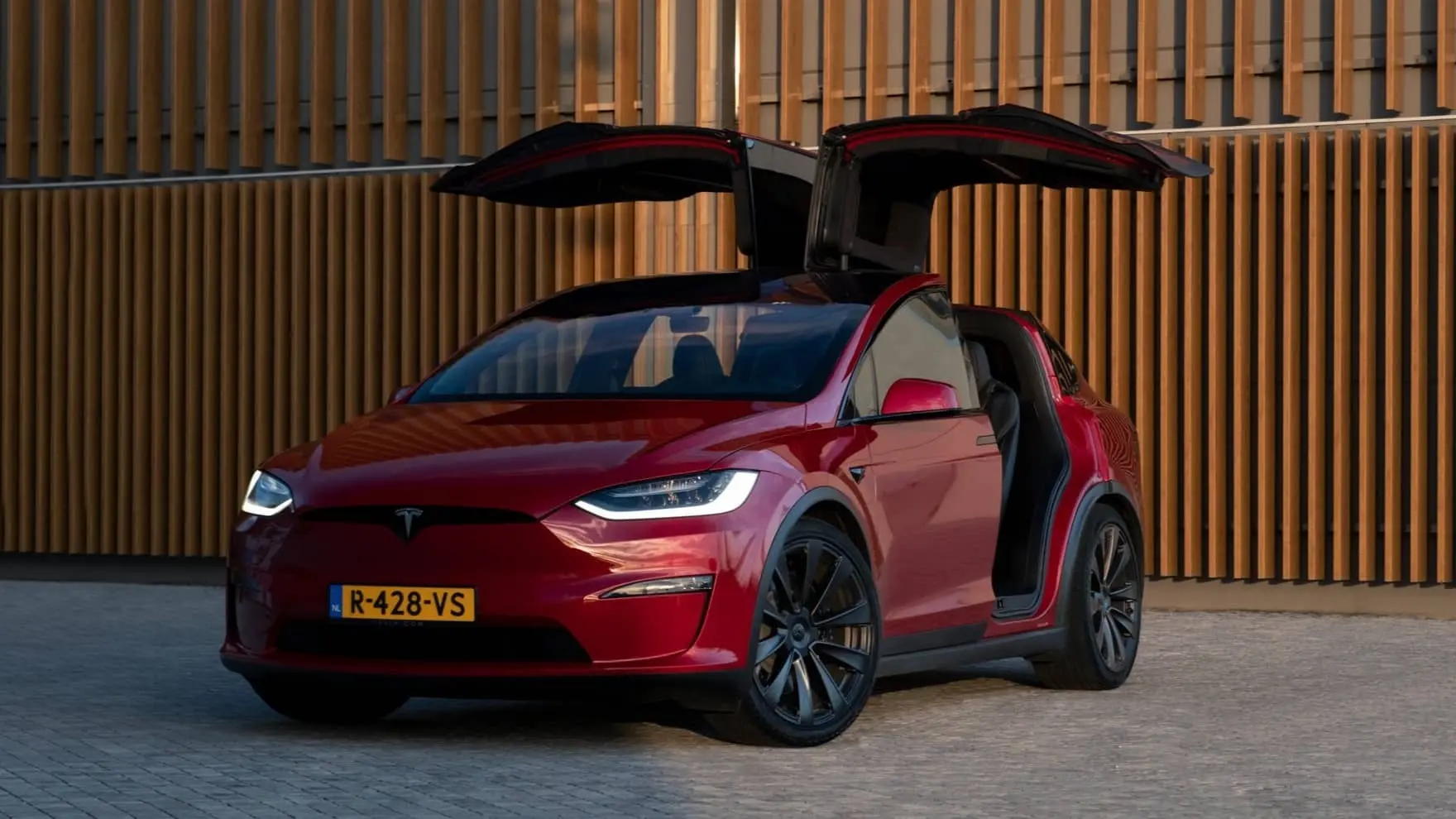 tesla model x plaid copertina