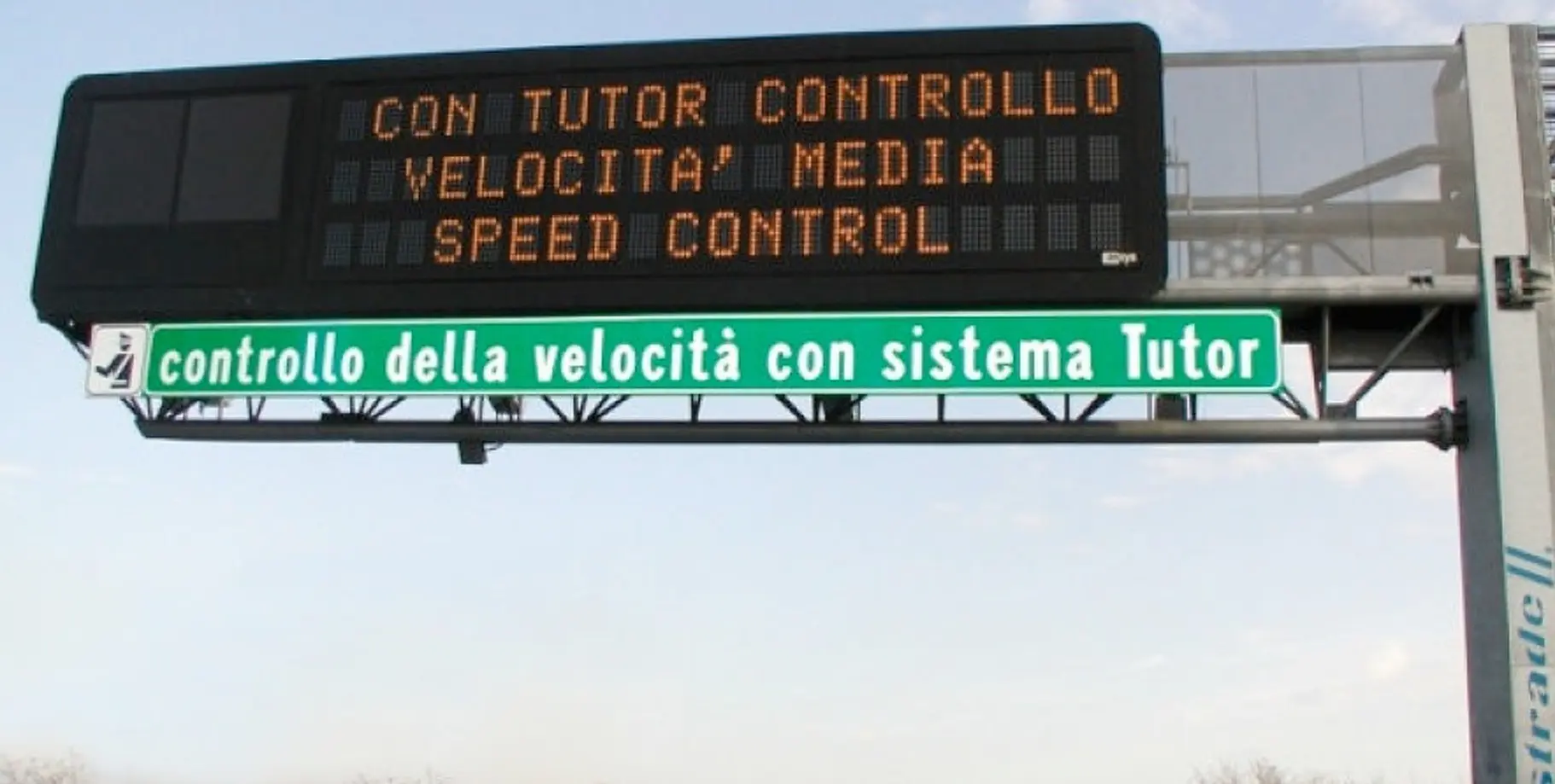 sistema tutor sull'autostrada italiana, si vede un cartello luminoso e una scritta che avvisano della presenza del tutor
