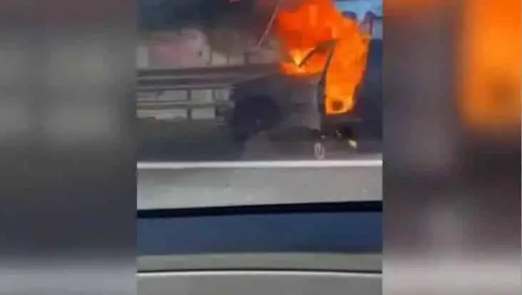 video uomo in fiamme fuoco gra