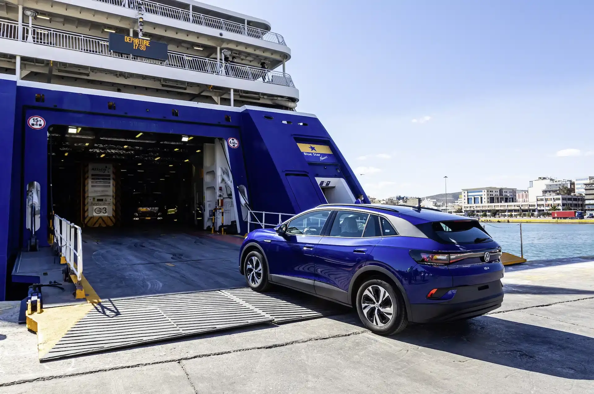 volkswagen id4 auto elettrica su traghetto