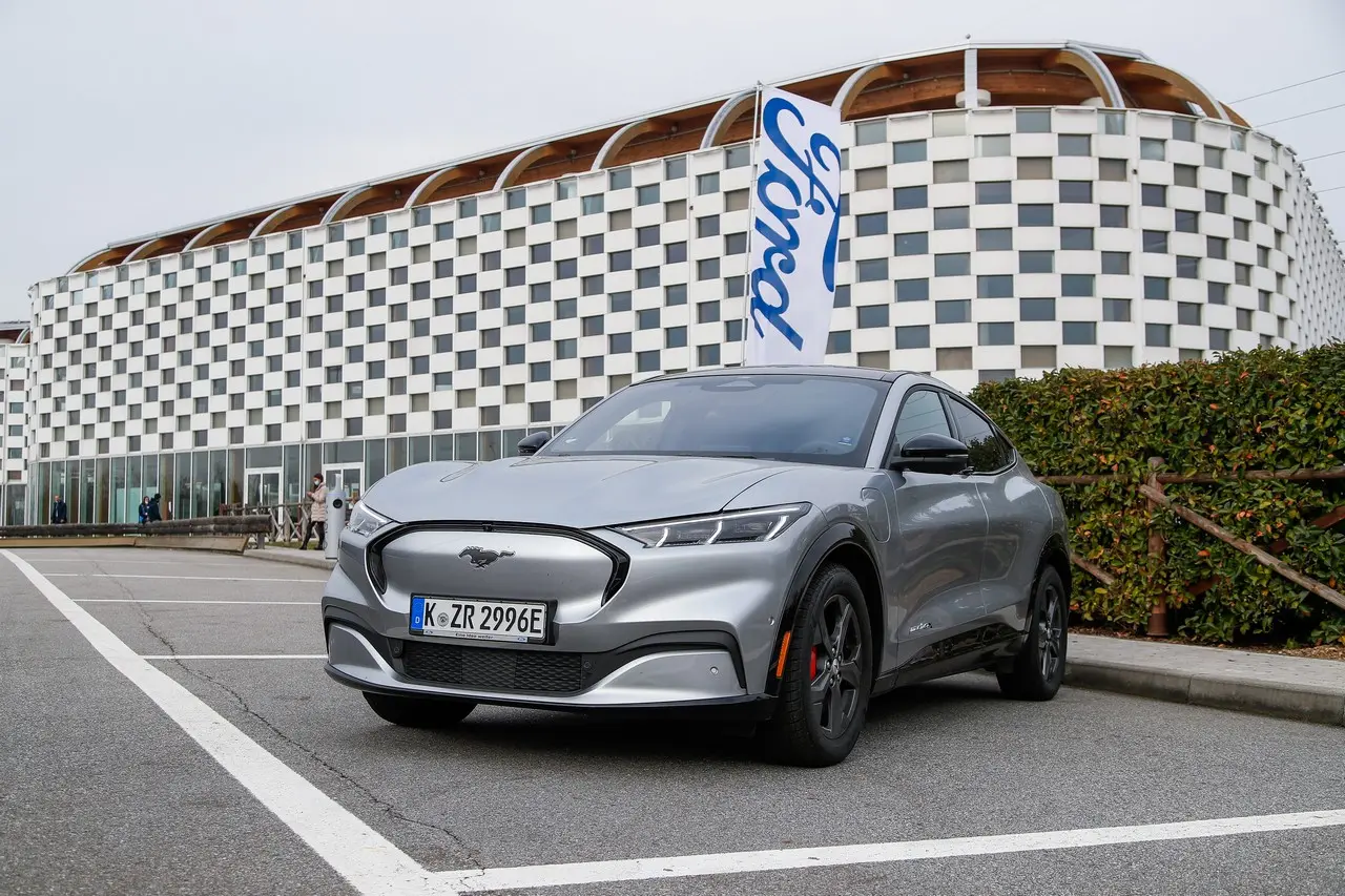 ford mustang mach e 2021 informazioni