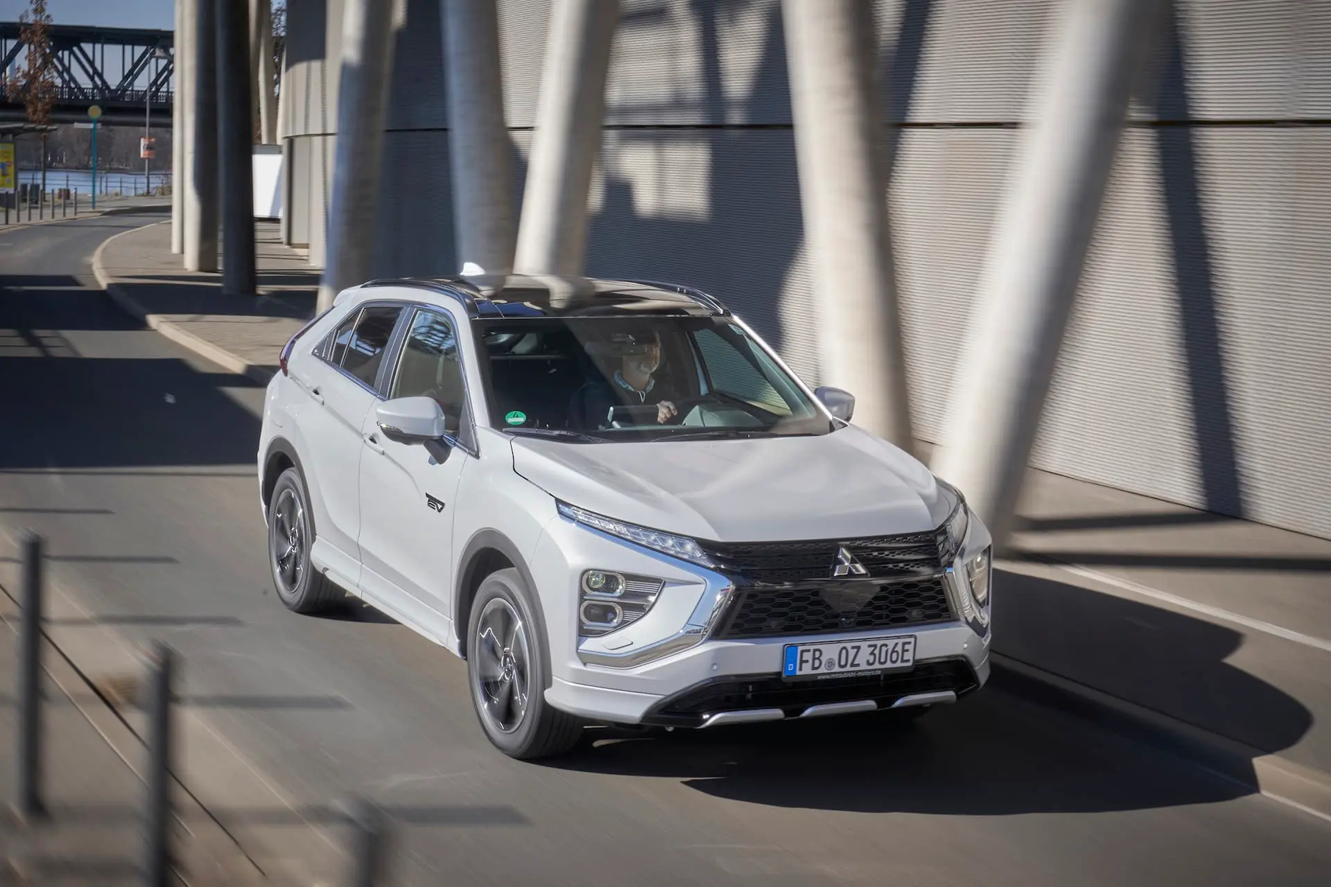 mitsubishi eclipse cross 2023 guida bianca dinamica