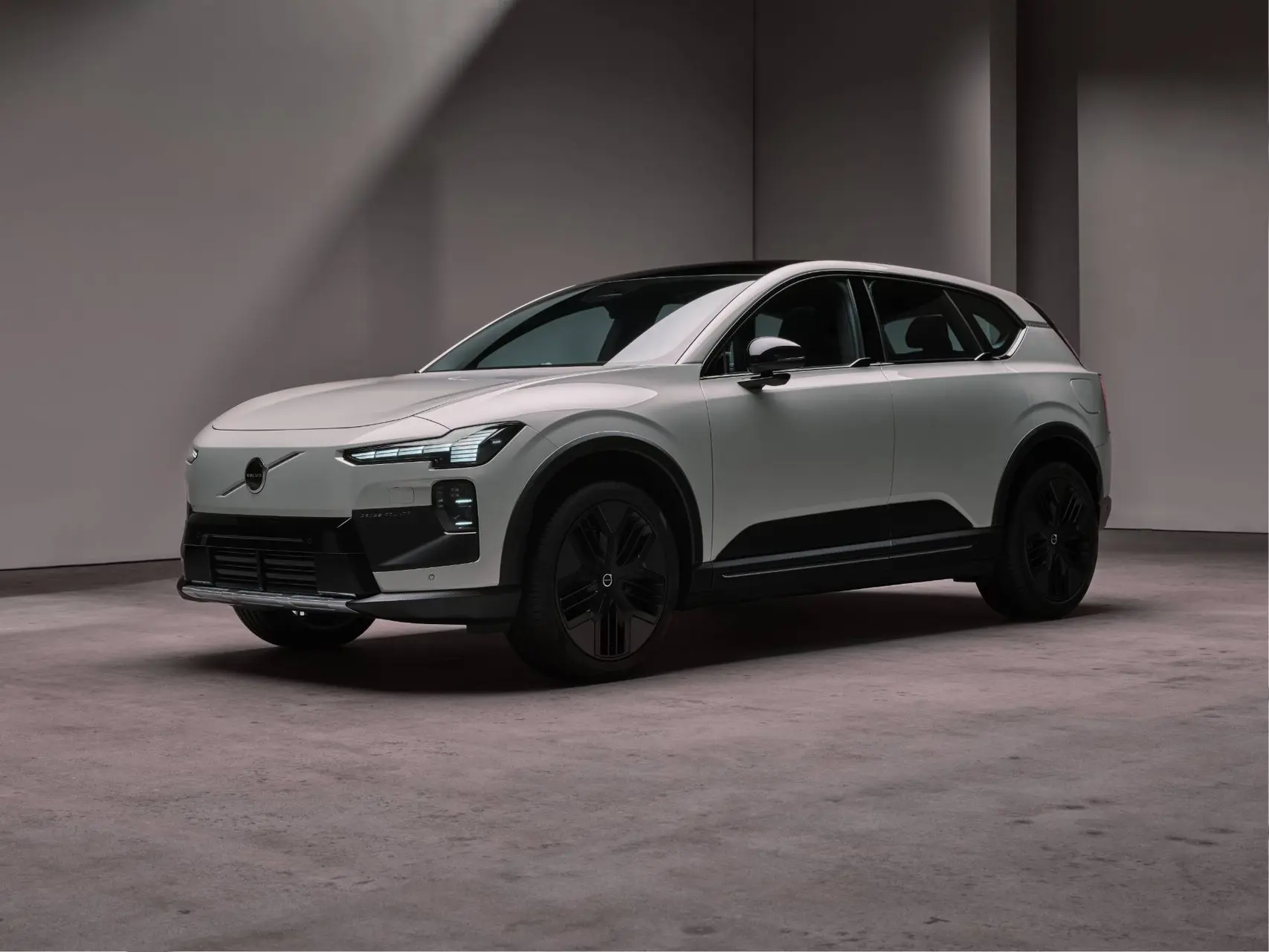 La Volvo EX60 Cross Country in vista anteriore di tre quarti
