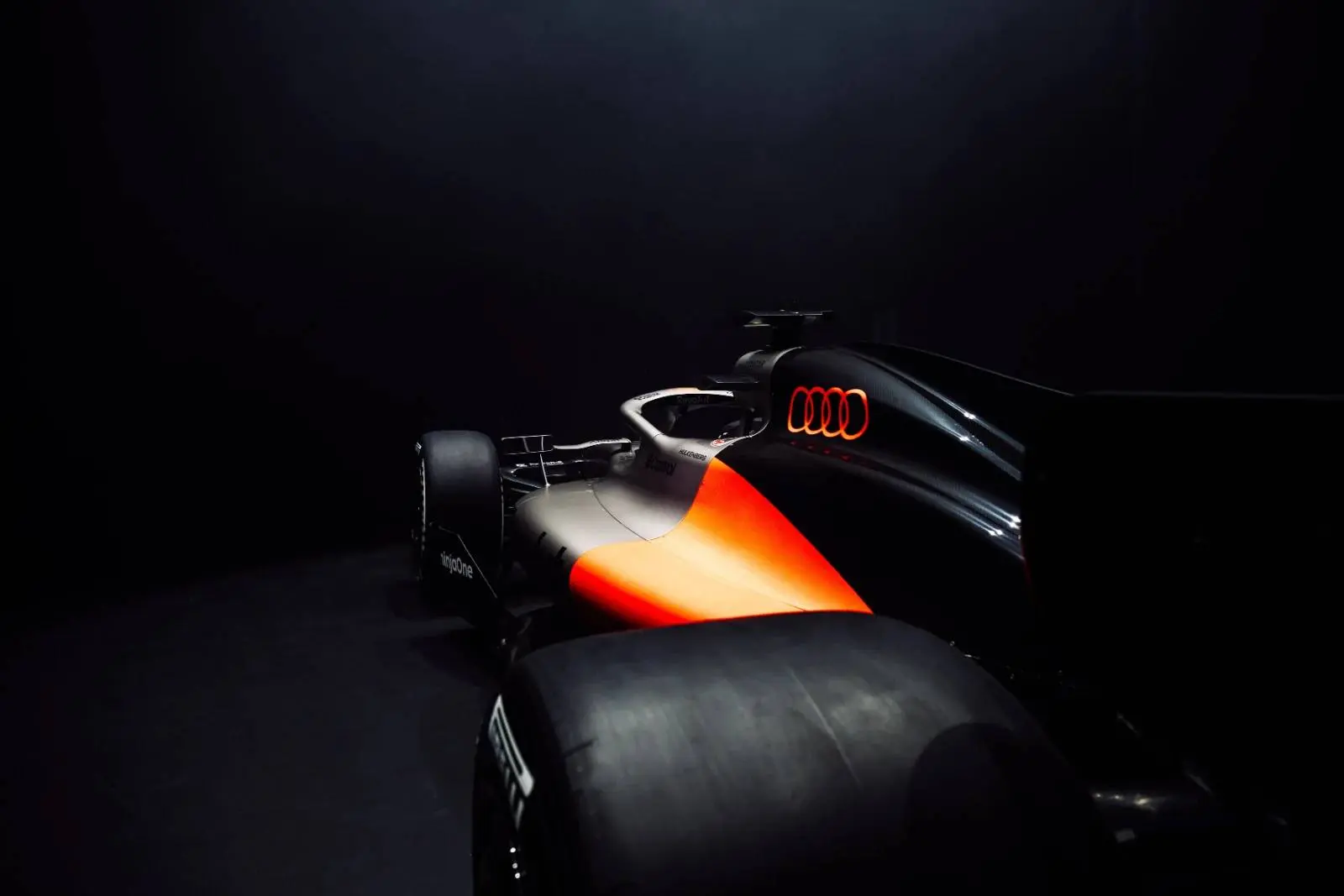 La monoposto Audi R26 che parteciperà al mondiale di f1 2026 vista di tre quarti posteriore con logo Audi in evidenza sul cofano motore