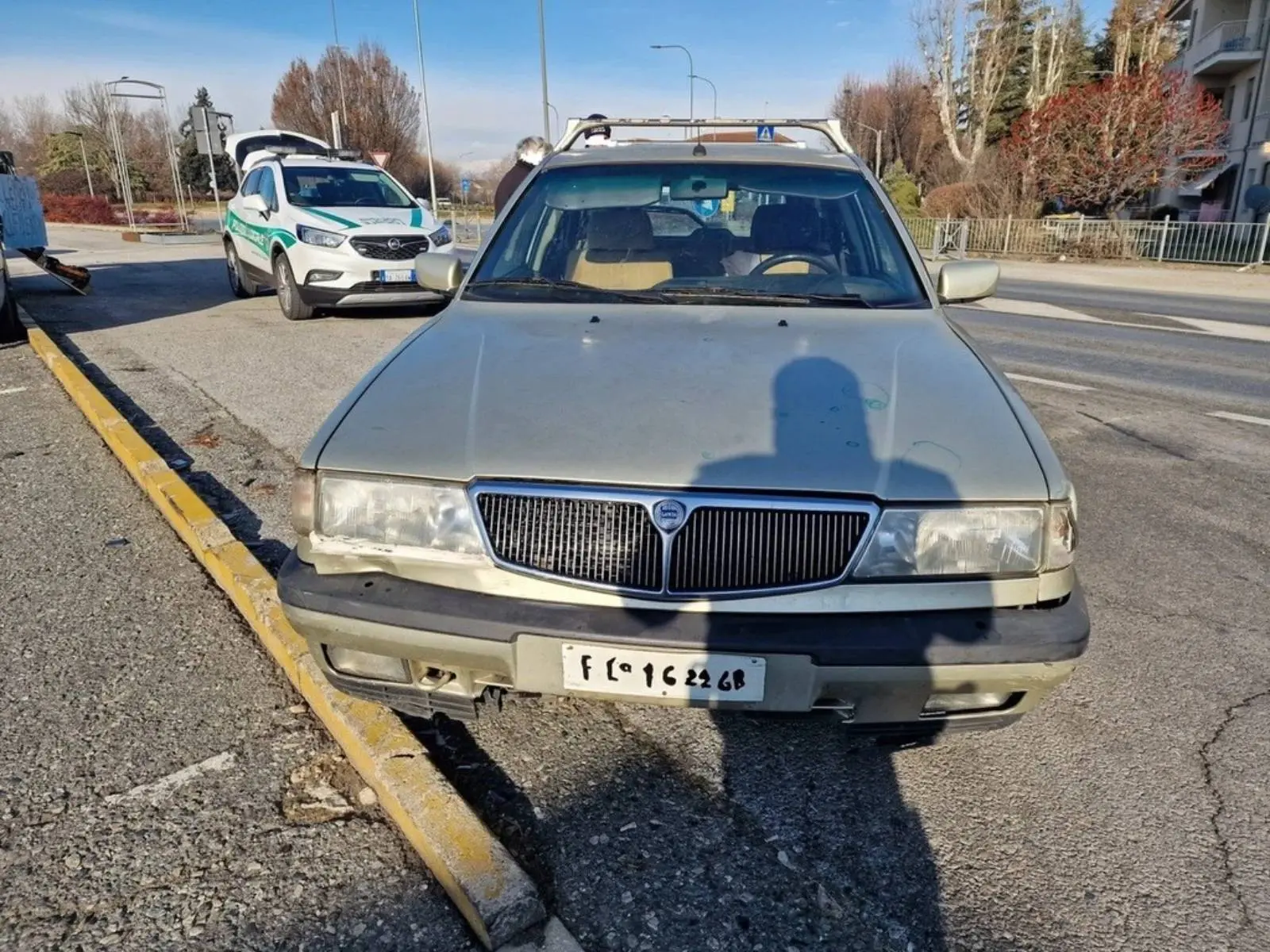 Auto con targa di legno