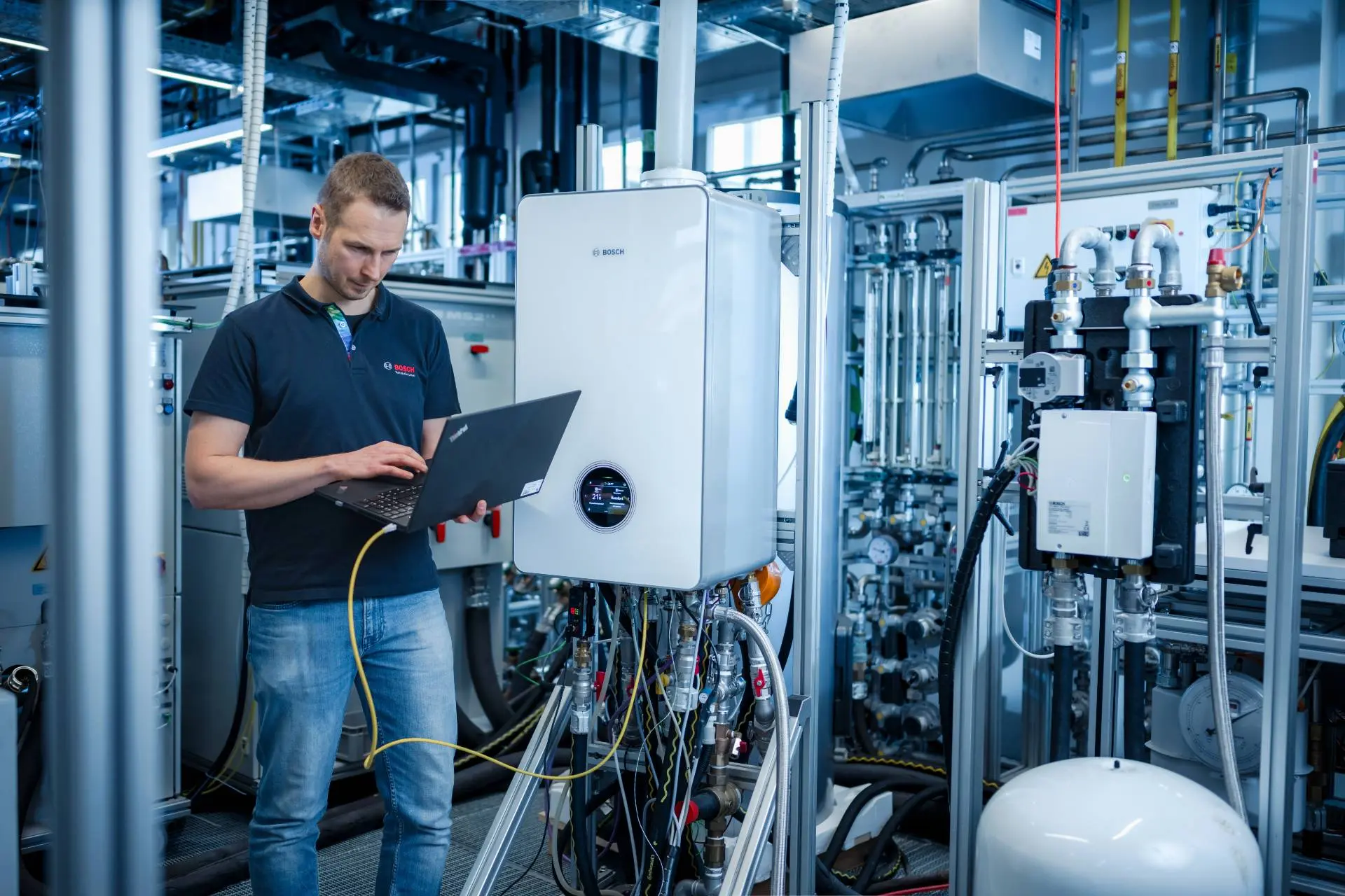 Bosch-uomo che lavora al computer in una officina tecnologica