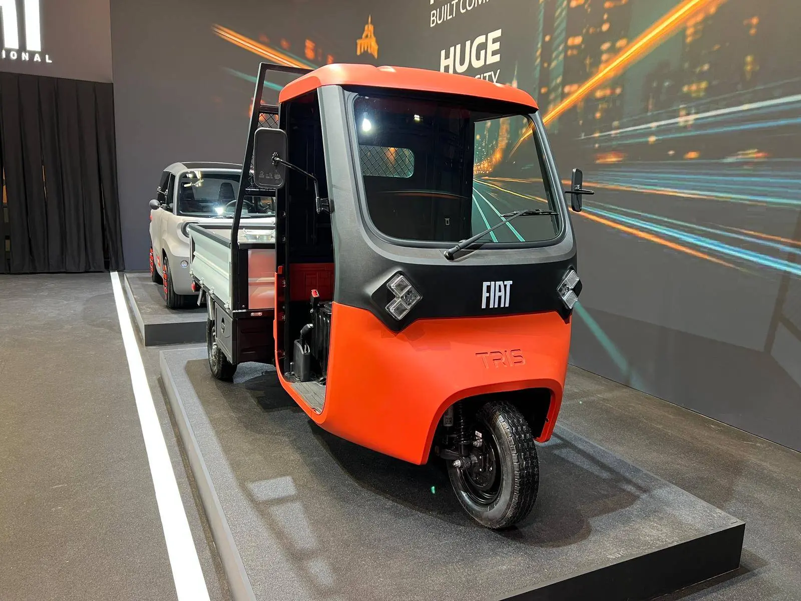 FIAT-TRIS il triciclo di fiat che somiglia alla ape di colore arancione