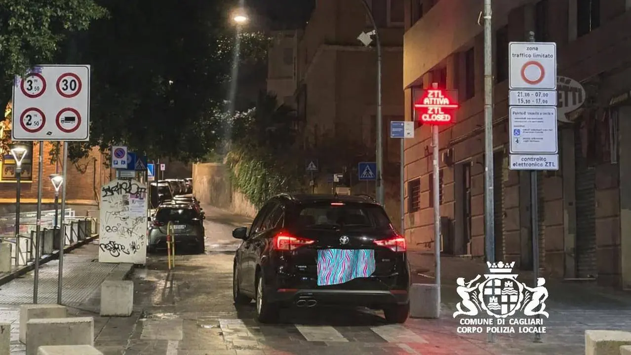 foto che ritrae un'auto nel comune di cagliari che copre la targa con un asciugamano per entrare nella ztl