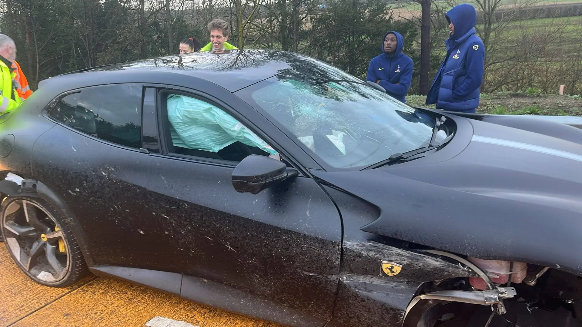 La Ferrari Purosangue Nera del giocatore Kolo Muani ex calciatore della Juventus a seguito di un incidente in autostrada a Londra