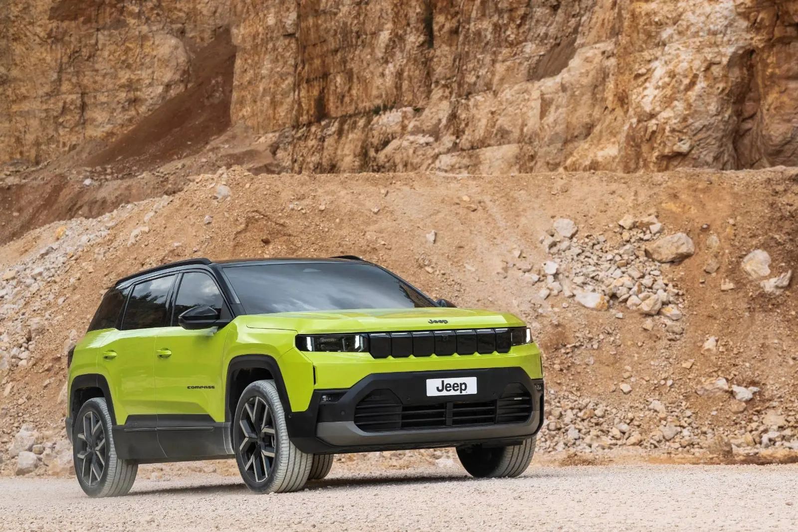 Jeep Compass in una cava di rocce sottolinea le prestazioni off-road del SUV ora disponibile plug-in