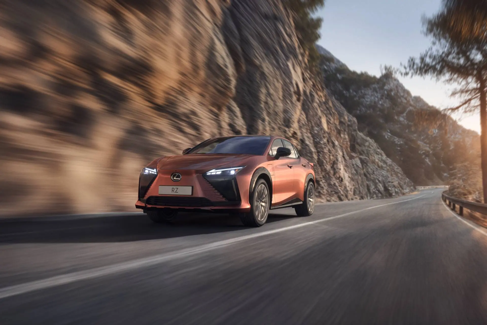 Lexus-RZ anteriore
