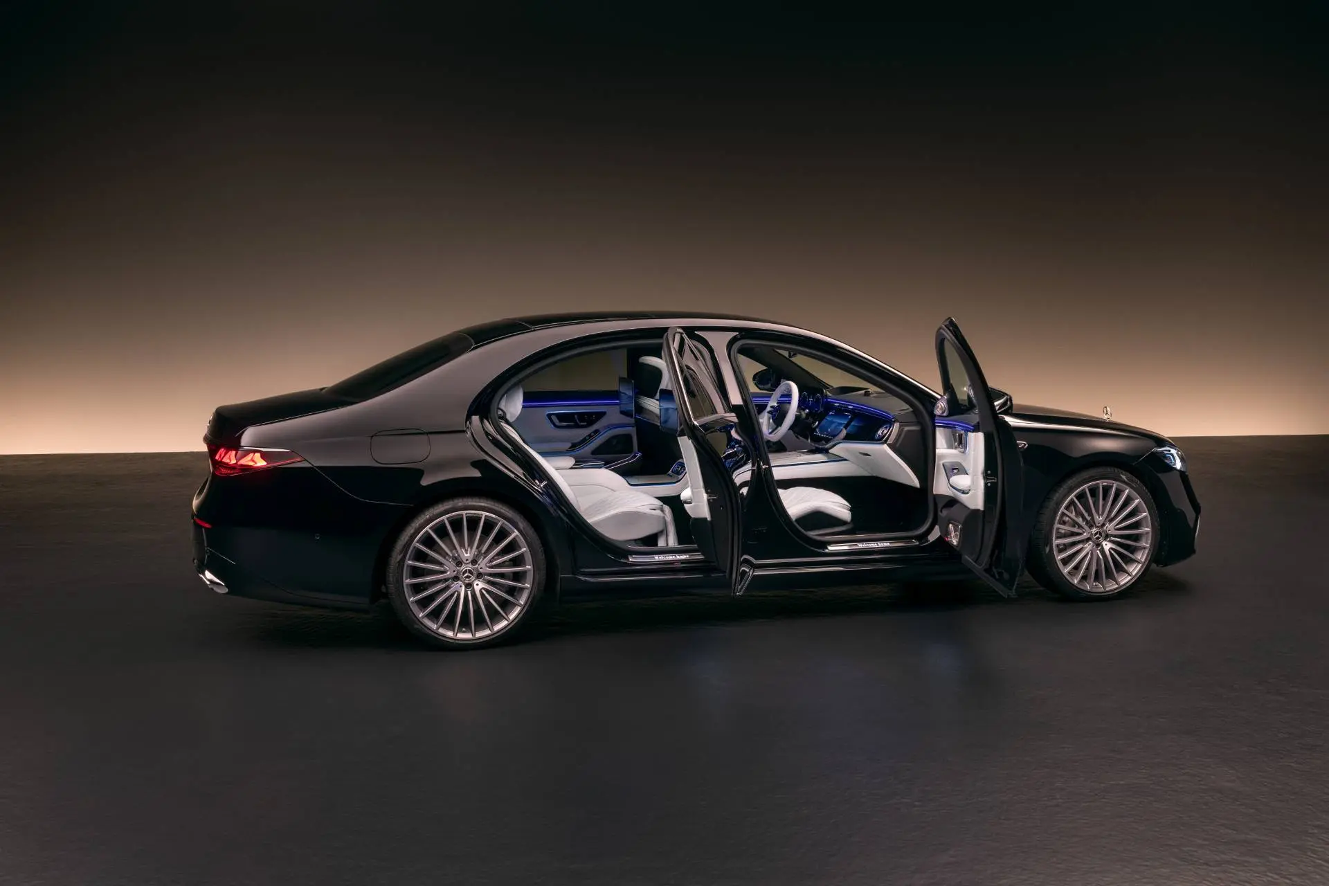 La nuova Mercedes Classe S 2026 nella vista laterale con le portiere aperte