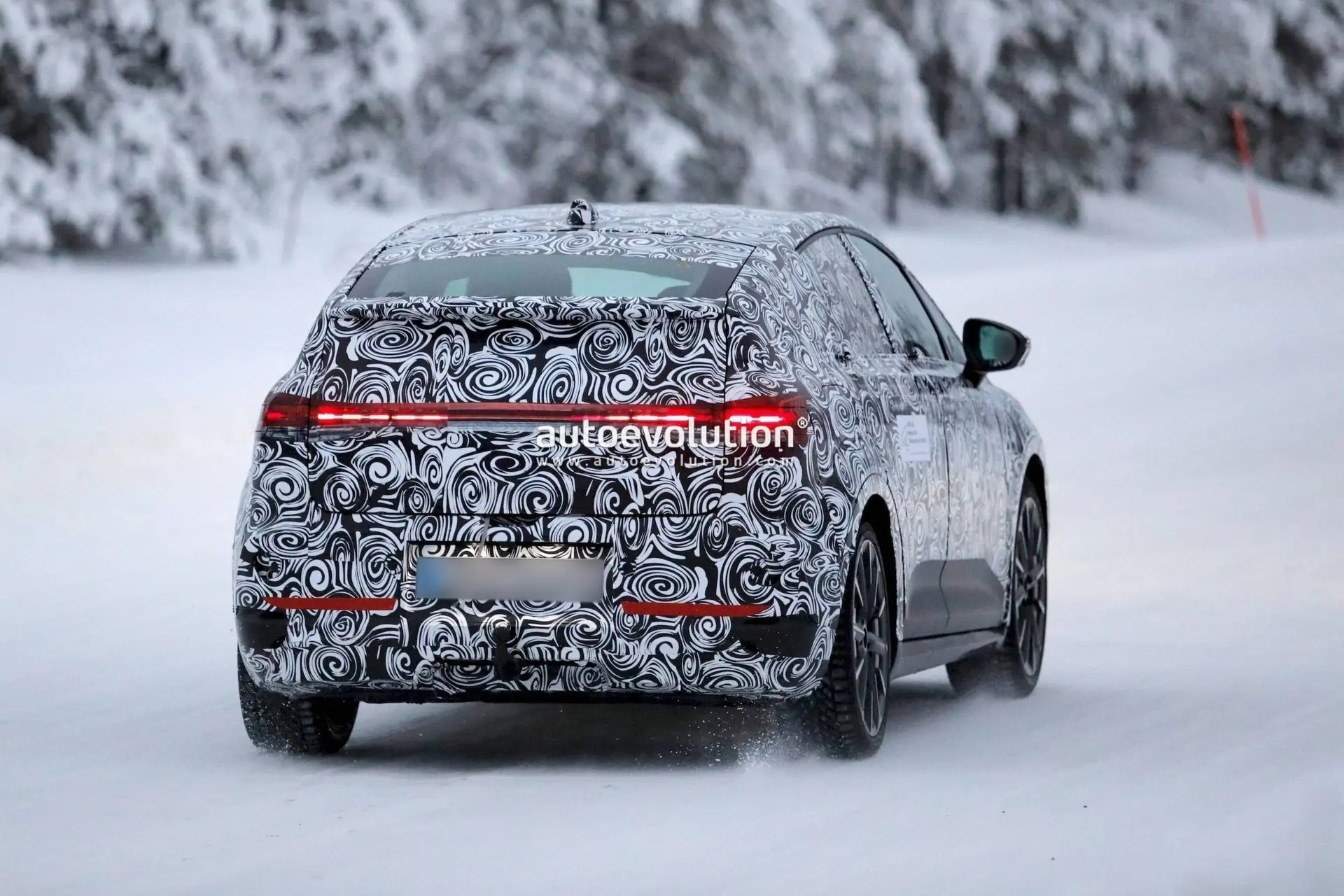 Audi A2 camuffata nella sua versione e-tron che arriverà nel 2027, vista posteriore dell'auto su ghiaccio e neve