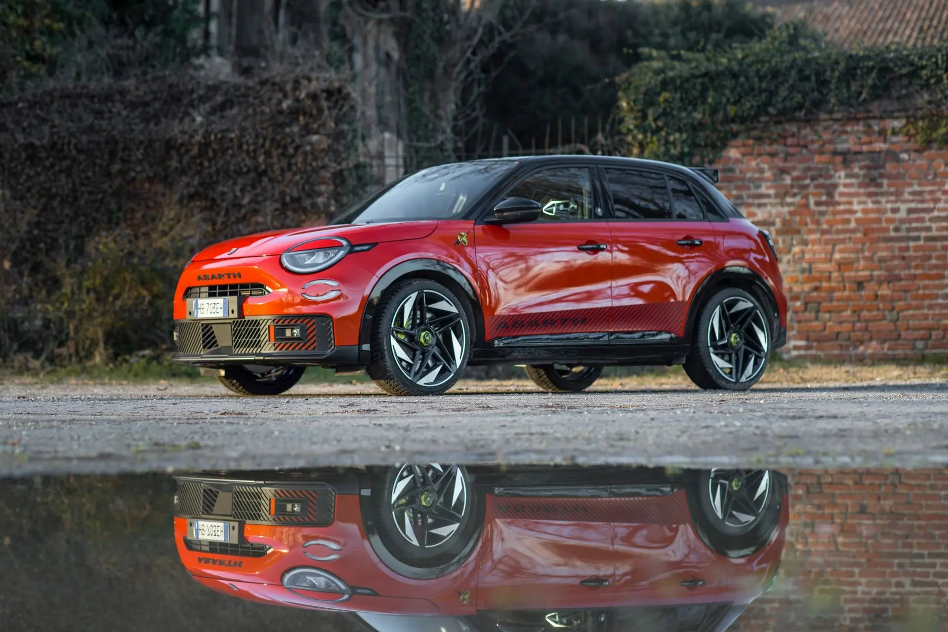 Abarth 600 e competizione di colore arancione statica con specchio d'acqua davanti