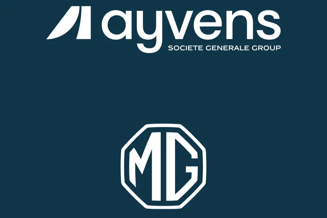Ayvens MG i due loghi su sfondo blu