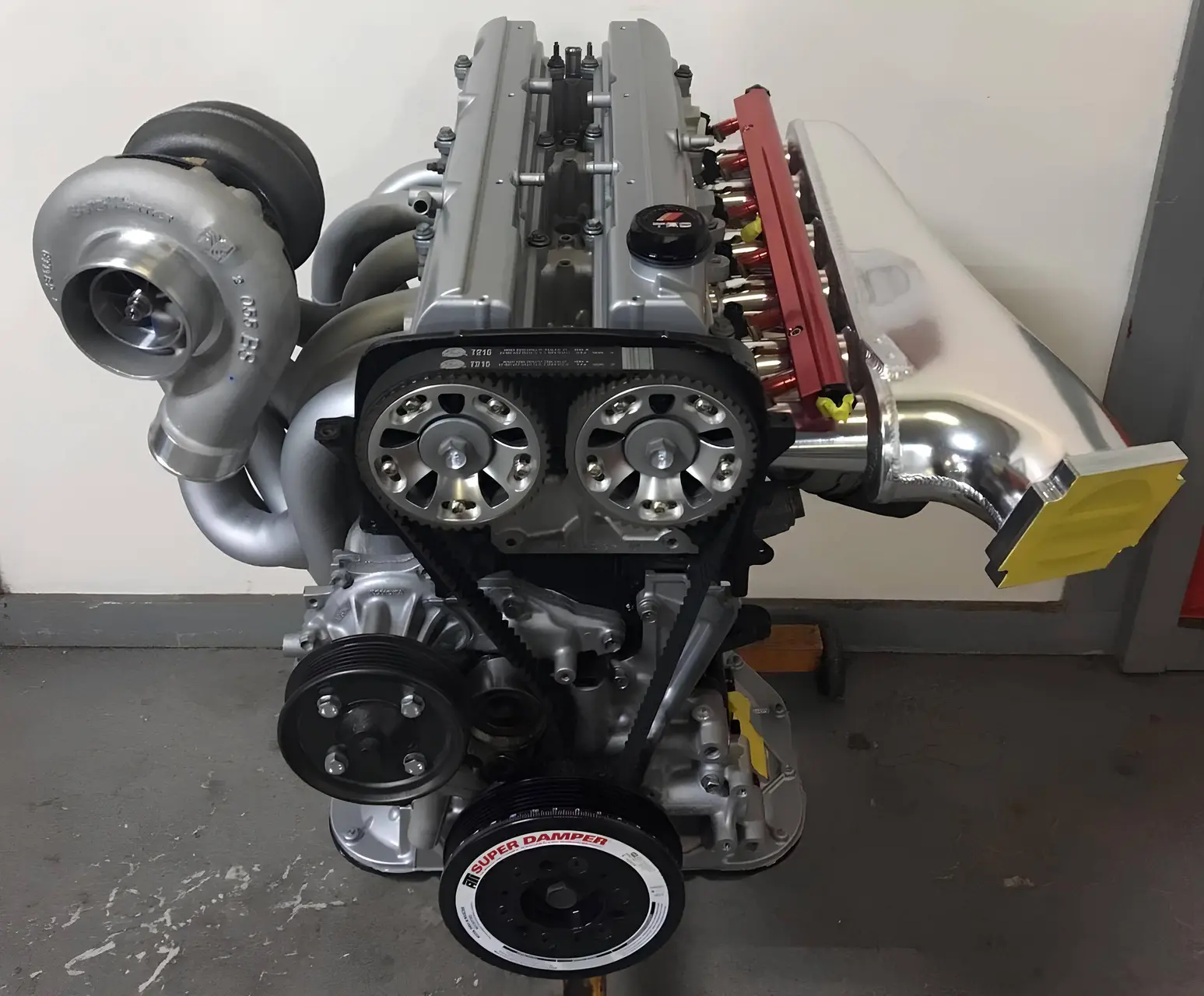 La foto ritrae il blocco motore di una Toyota Supra MK4