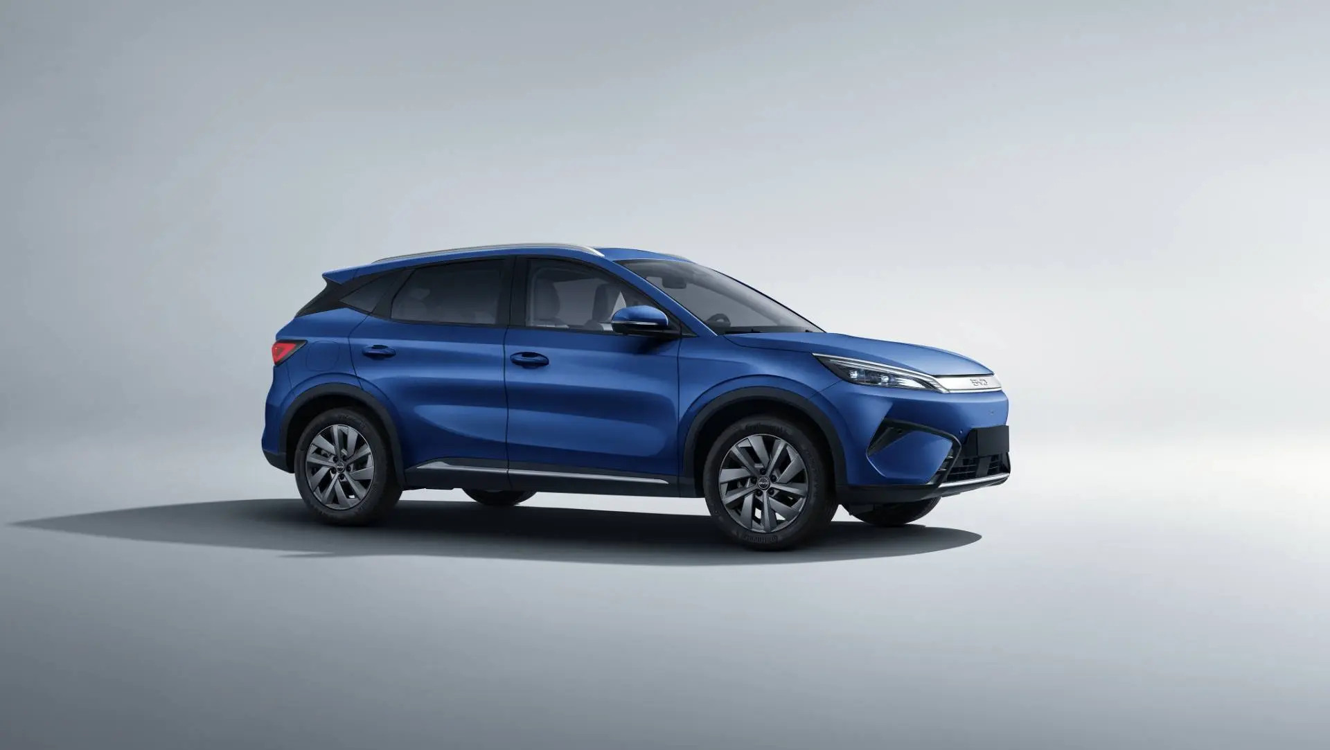 La BYD Atto 3 EVO di colore blu di lato con sfondo bianco