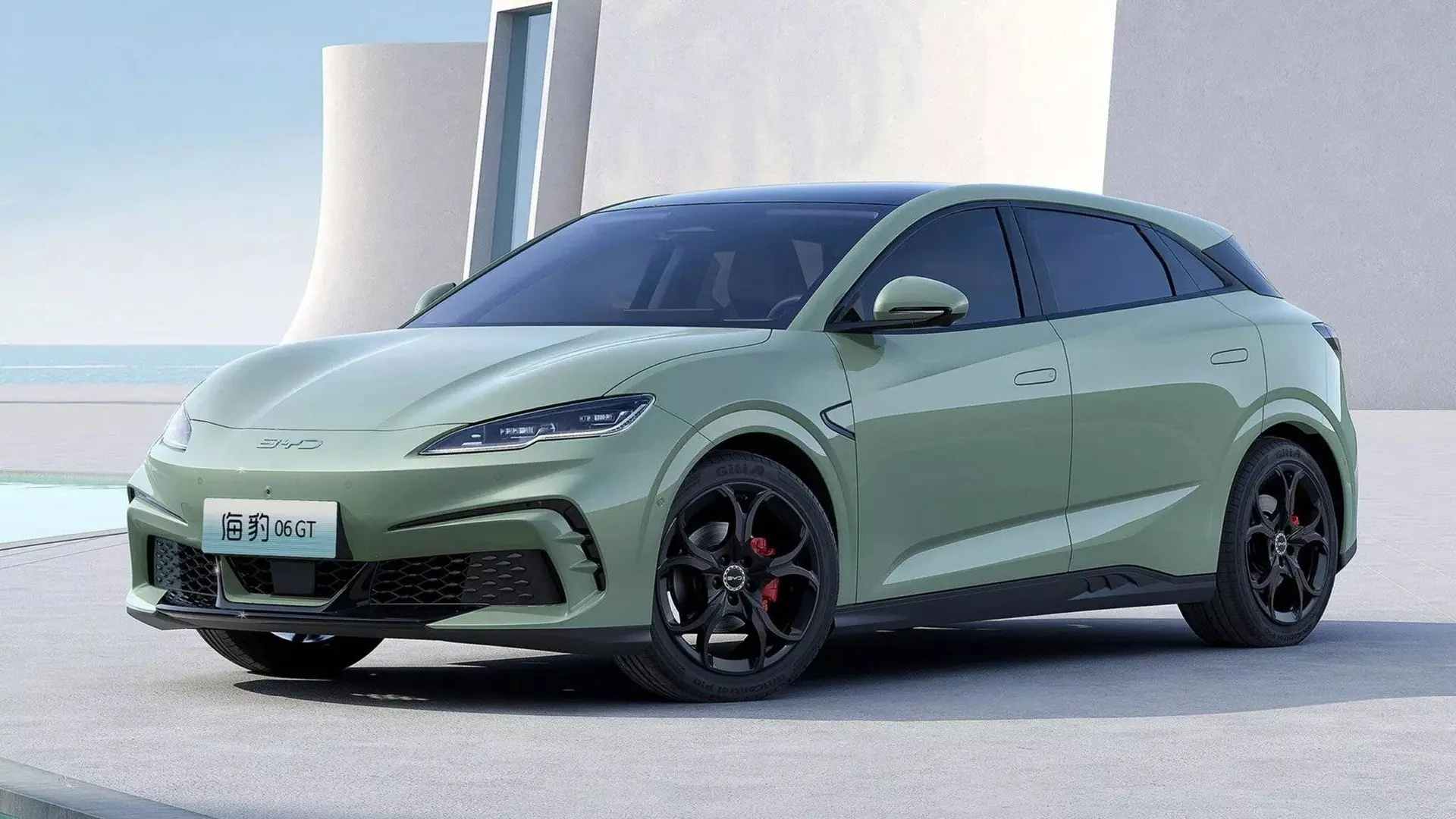 byd seal 6 gt di colore verde acqua in posizione anteriore laterale