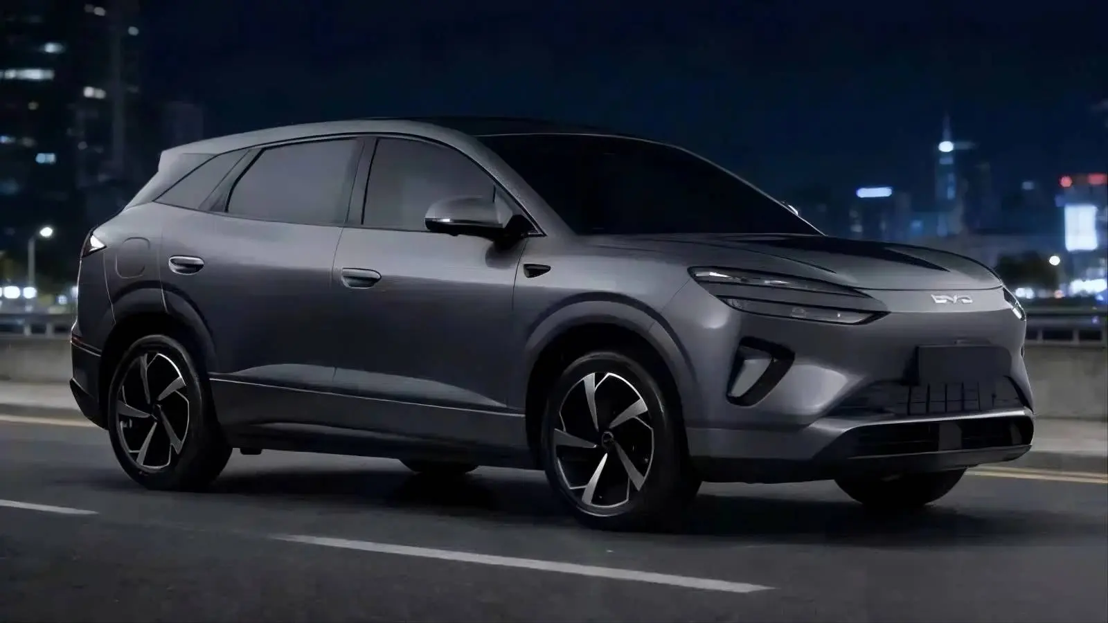la nuova byd sealion 6 dm-i che è l'erede della seal u dm-i, di colore grigio e nella vista frontale laterale