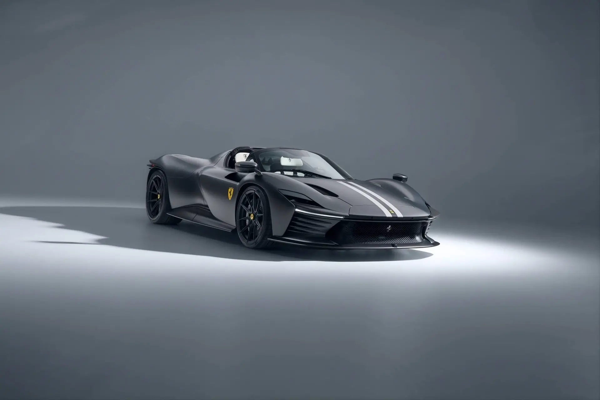 La Ferrari Daytona SP3 preparata da Novitec di colore grigio di muso su sfondo grigio