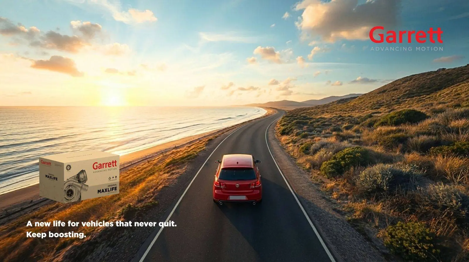 auto rossa sembra una golf gti che va su una strada con a sinistra il mare al tramonto