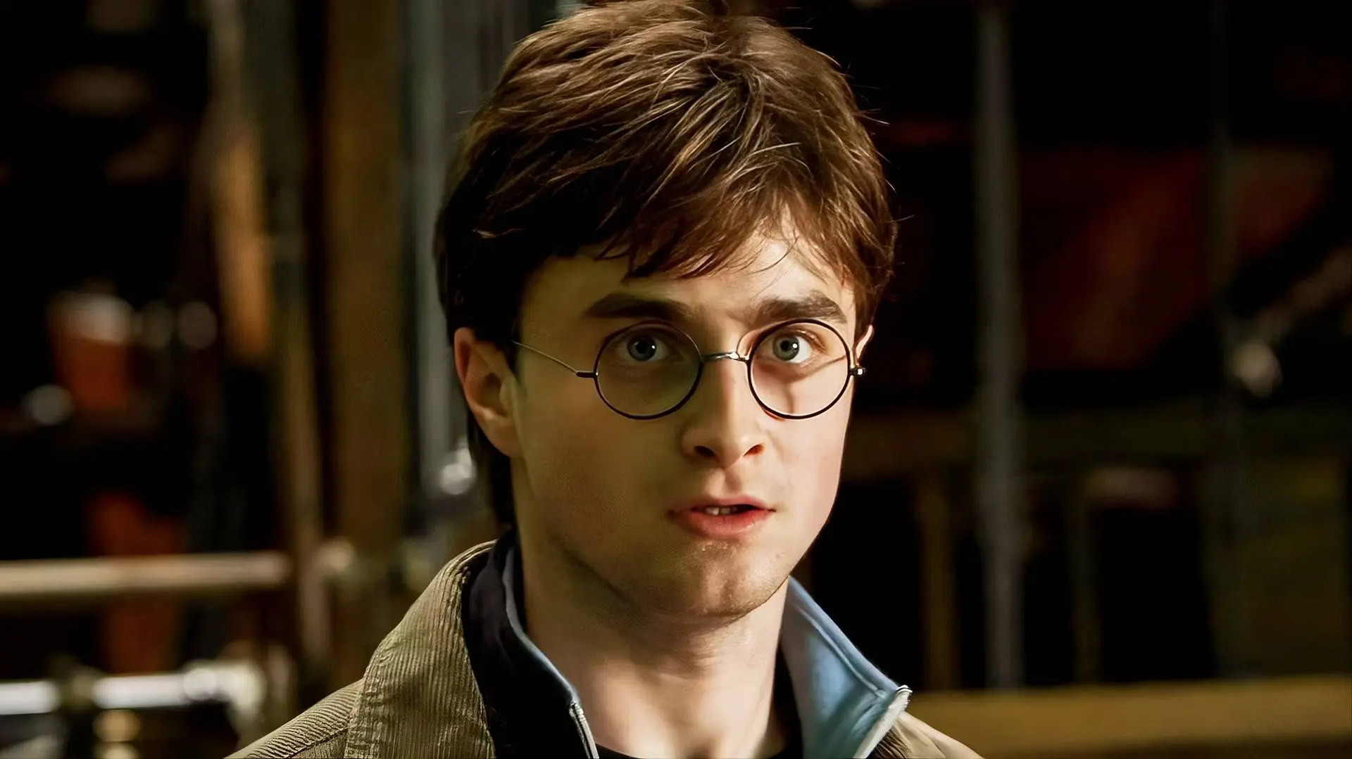 foto primo piano di daniel radcliffe attore nei panni di Harry Potter con gli occhiali
