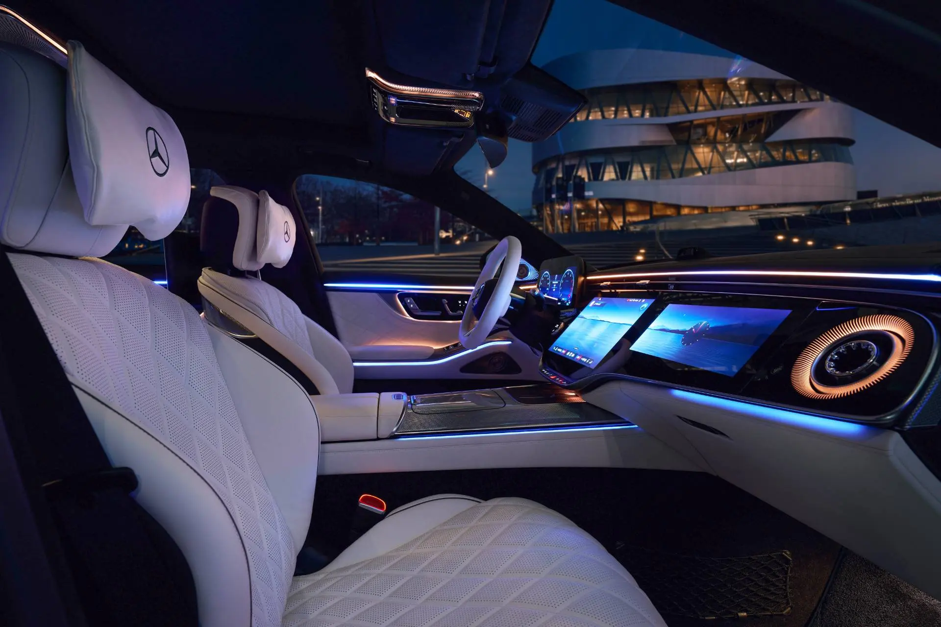 Vista degli interni della Mercedes Benz Classe S 2026, sedili in pelle chiara e triplo display per strumentazione e infotainment