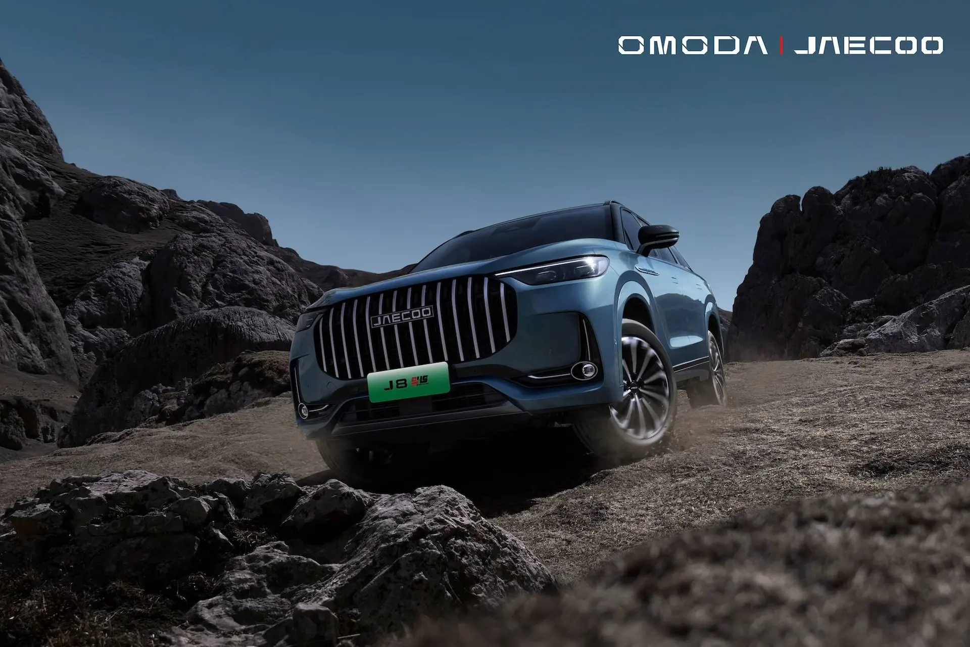 Jaecoo 8 SHS-P suv che sta in offroad di colore blu ripreso di muso