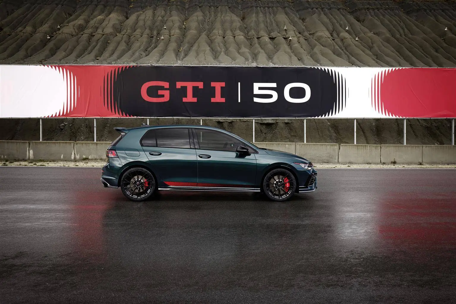 Volkswagen Golf GTI 50, di colore verde in pista sullo sfondo la scritta GTI 50