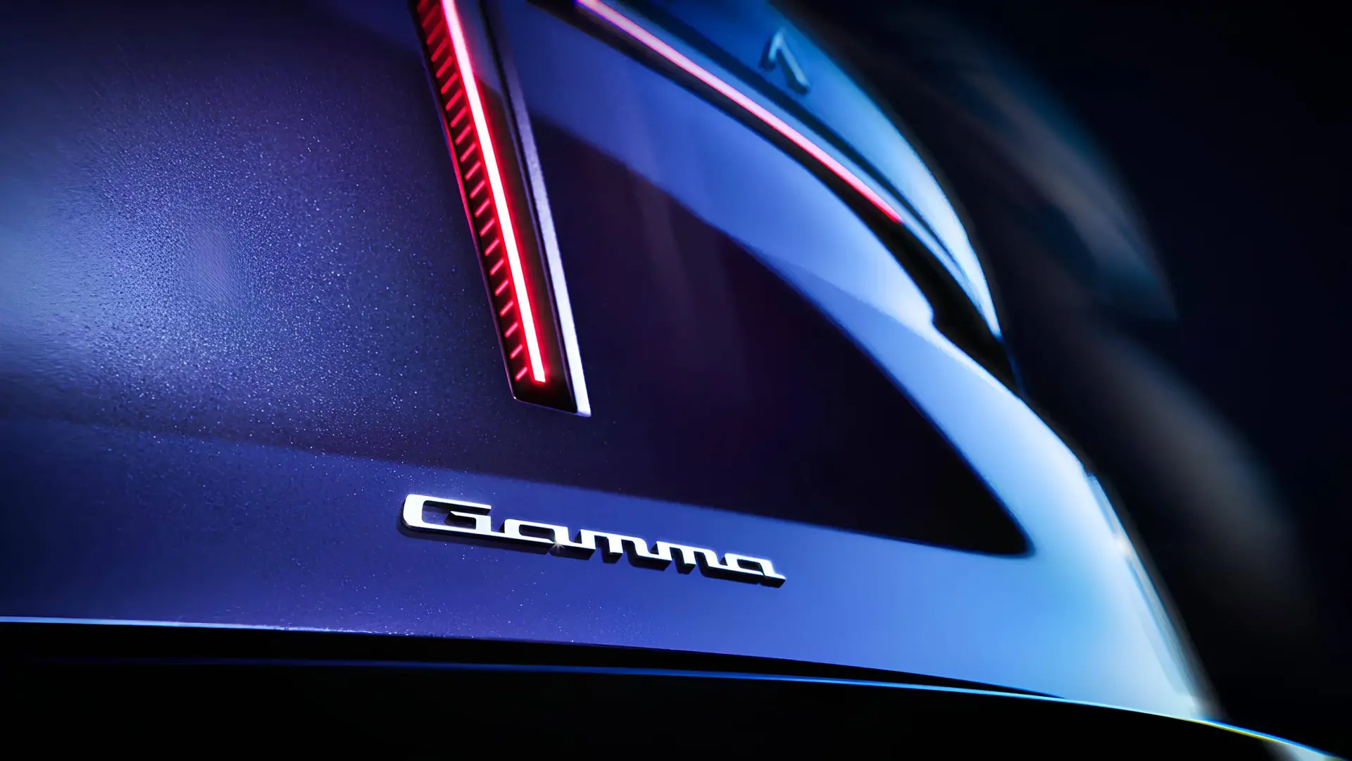 l'immagine mostra quello che sembra essere una parte della nuova Lancia Gamma, in colore blu e con il nome del modello in argento