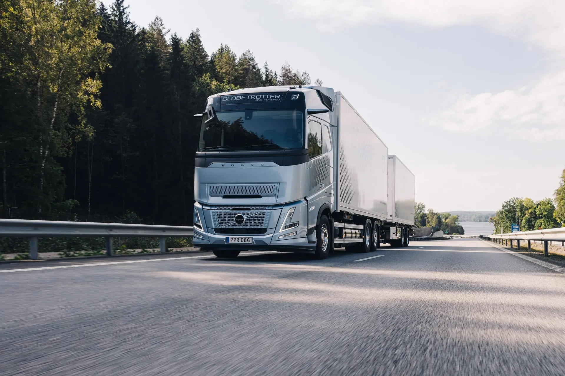 camion volvo a gas su strada di colore grigio