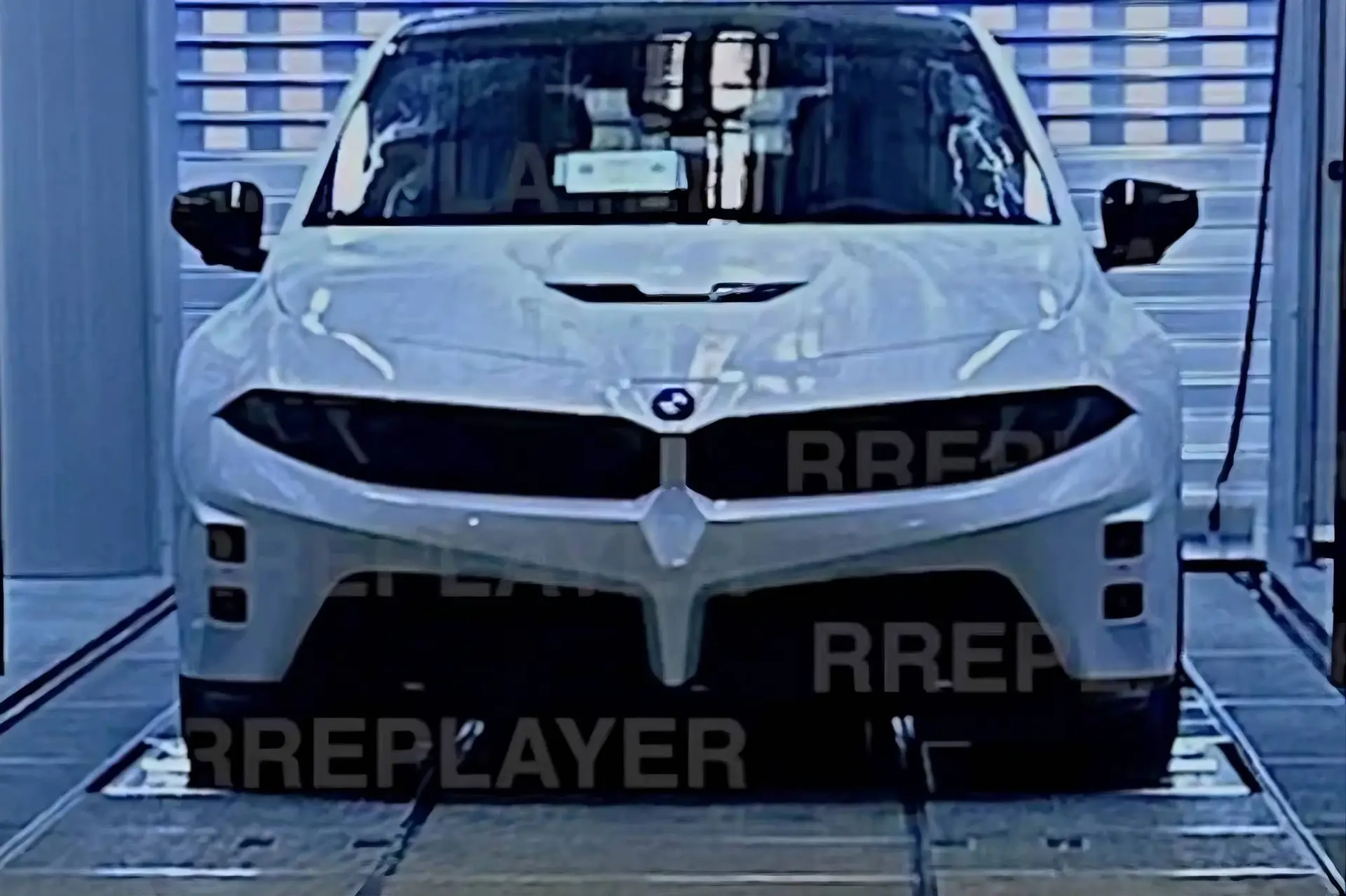foto spia di BMW M3 la prossima vettura sportiva tedesca di colore bianco