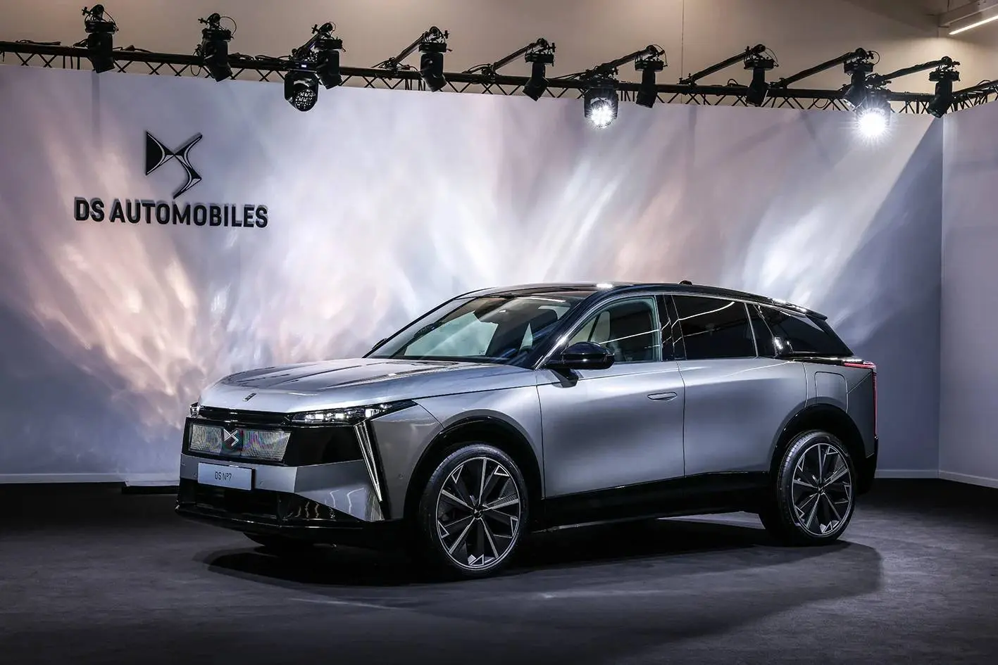 DS N7 in colore grigio in posizione laterale frontale