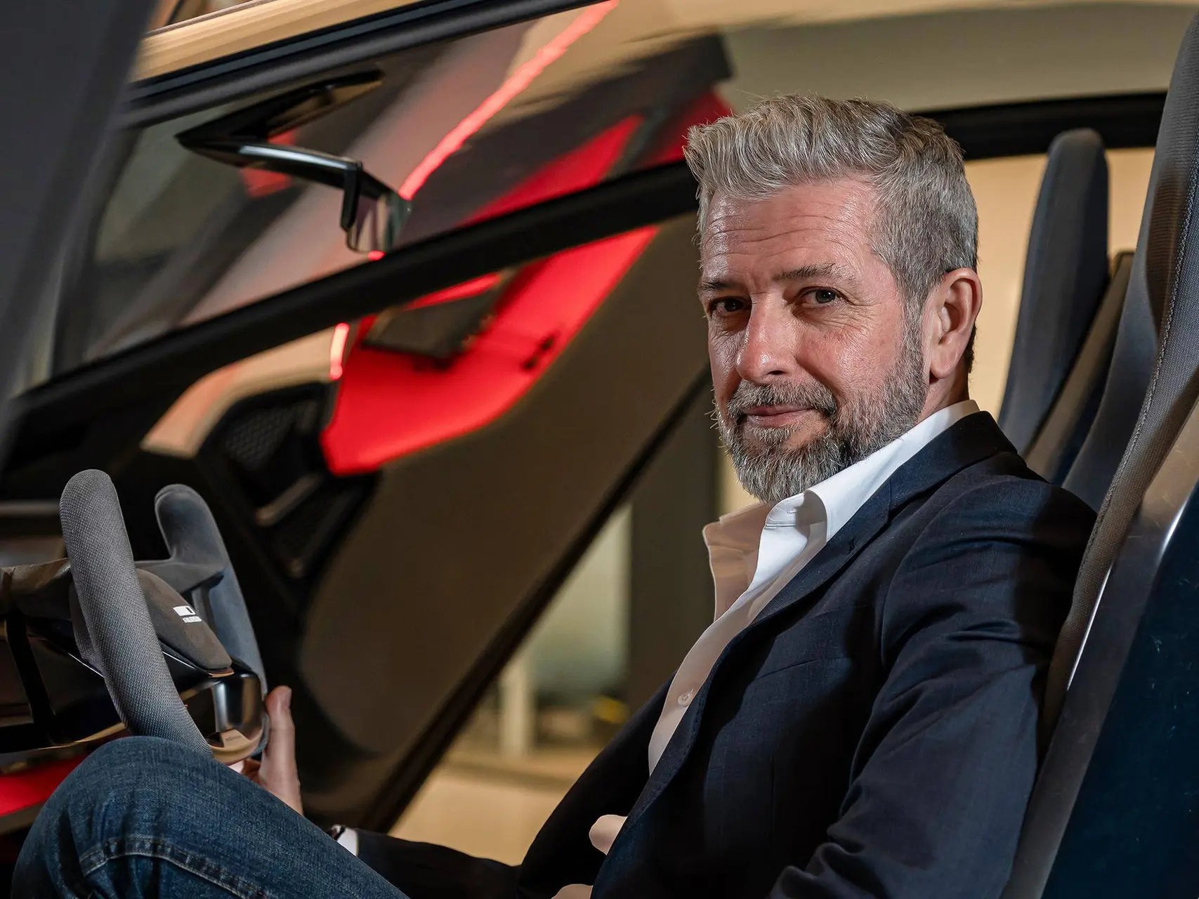Primo piano di Jose Navarro di Italdesign seduto su una vettura