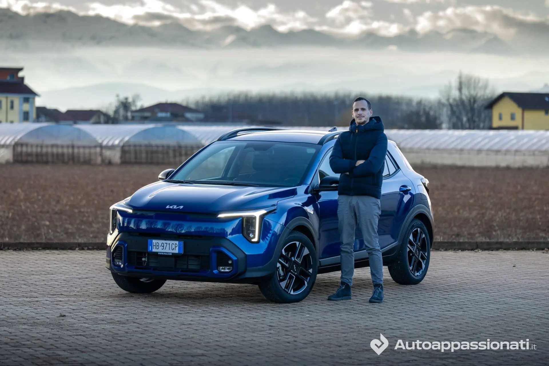 la kia stonic 2026 con lo sfondo di un campo