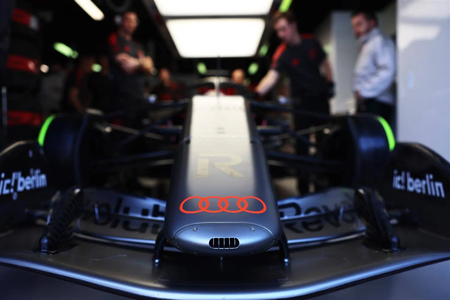 muso stretto della audi di formula 1 logo dei quattro anelli di colore rosso arancione