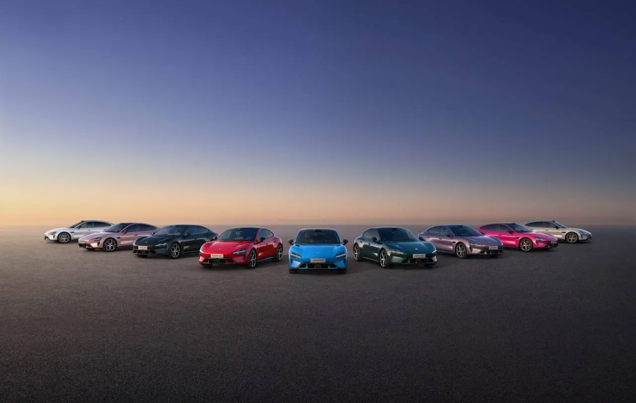 La nuova generazione Xiaomi SU7 con le auto esposte una affianco all'altra