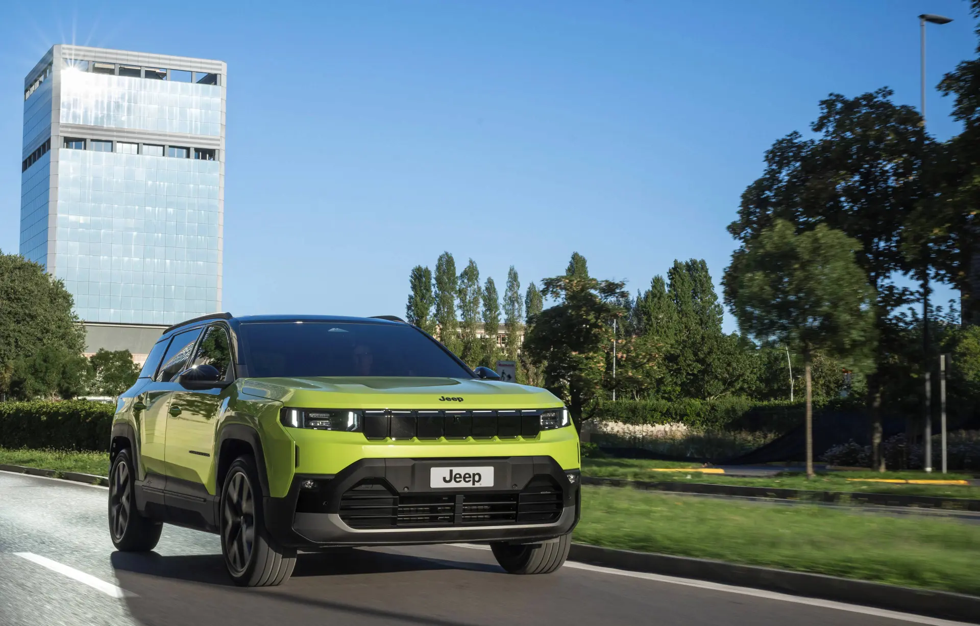 NuovaJeepCompass di colore giallo in posizione frontale dinamica