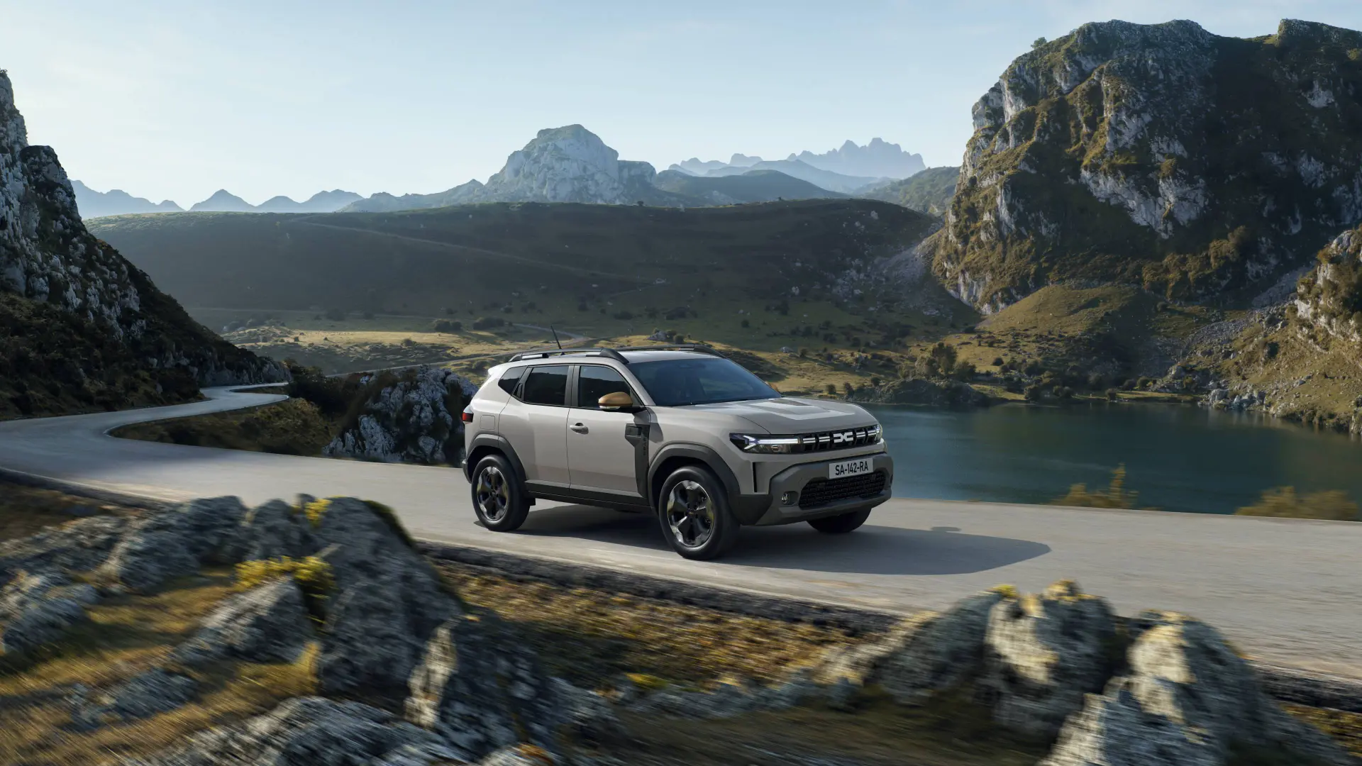 dacia duster percorre una strada ricca di curve in mezzo ad uno sterrato