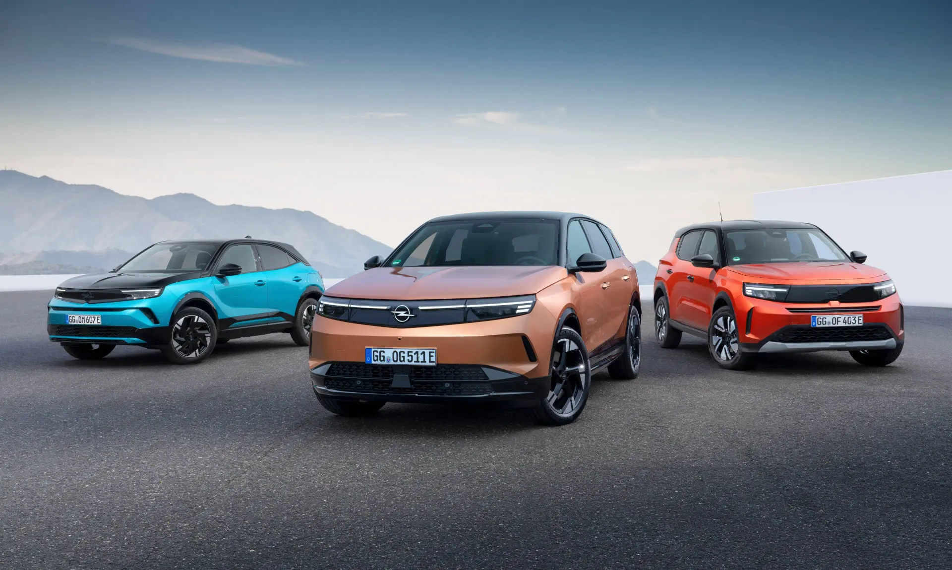 Opel Grandland Opel Frontera Opel Mokka di tre colori diversi su sfondo neutro e di muso