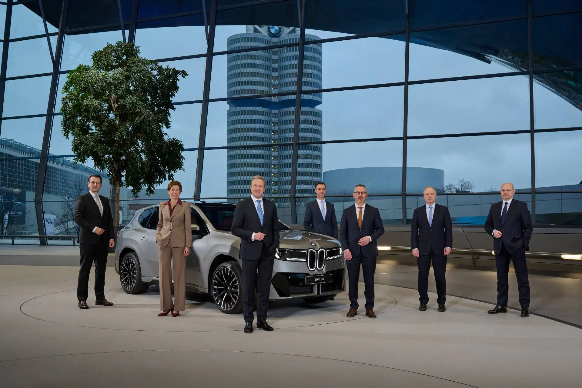 nuova bmw ix3 insieme ai dirigenti di bmw nella sede di monaco di baviera