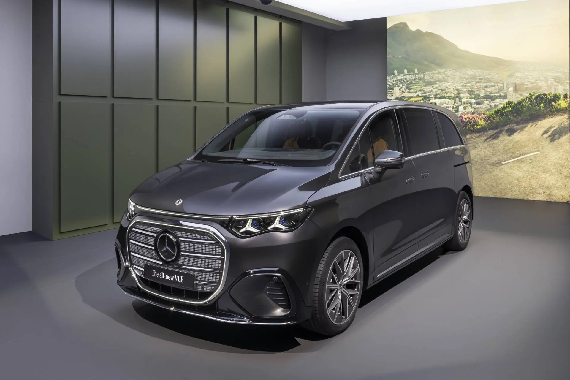 Mercedes Benz VLE elettrica frontale della vettura di colore grigio