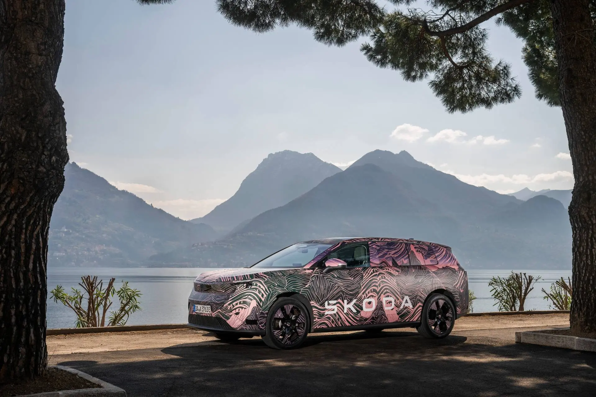 Skoda_Peaq frontale laterale con sfondo acqua e montagne