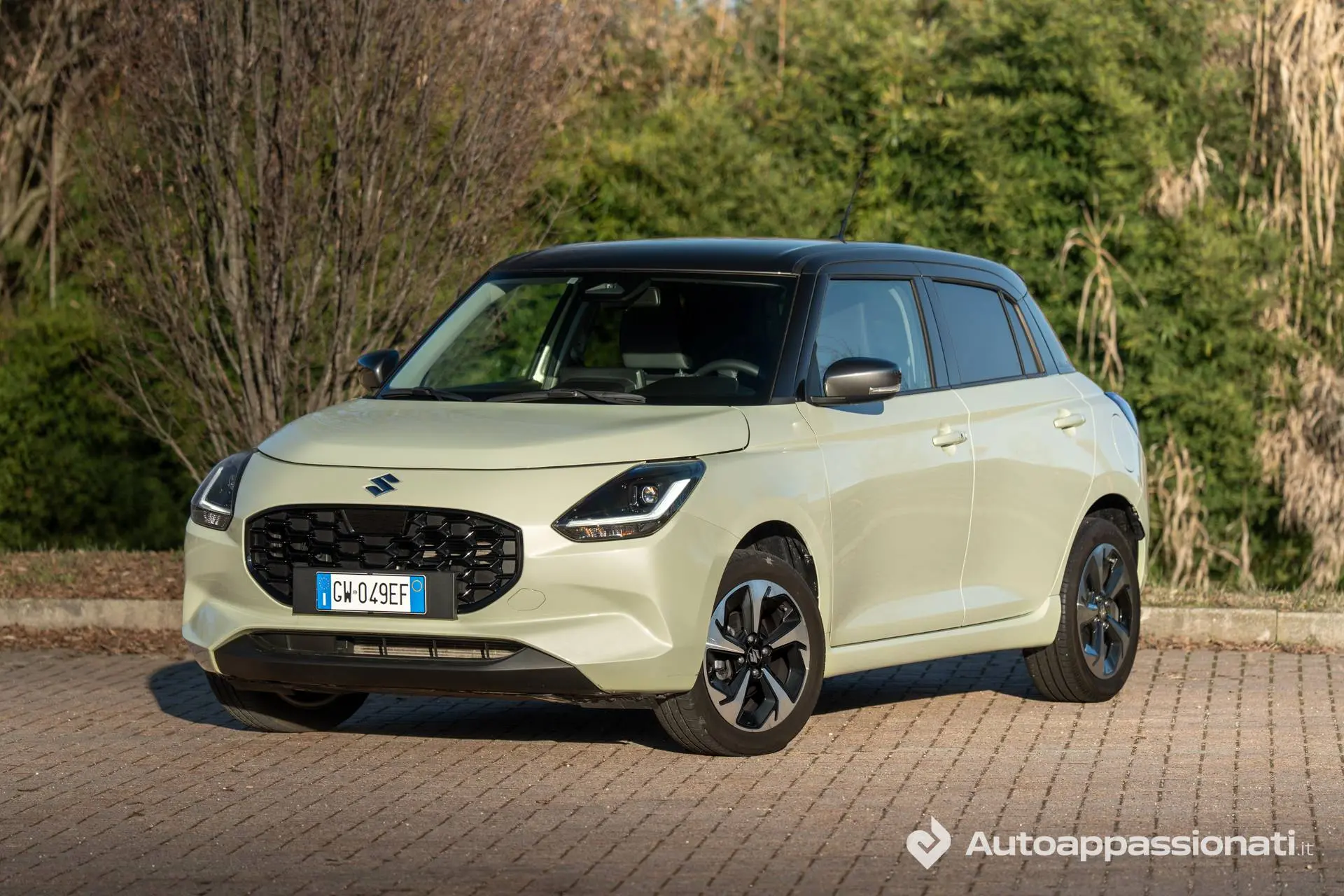 Suzuki-SWIFT-4x4-anteriore tre quarti colore verde hawaii