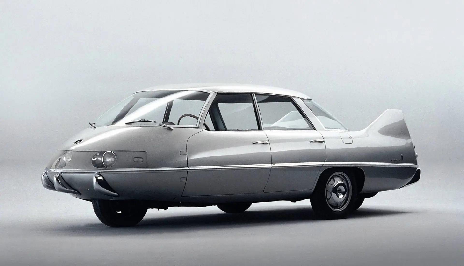 Il concept Pininfarina X del 1960 in una foto dell'epoca in bianco e nero