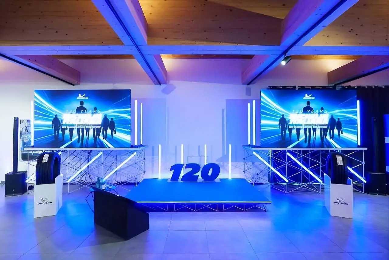 Nell'immagine si vede il palco utilizzato durante la conferenza stampa di Michelin per i 120 anni