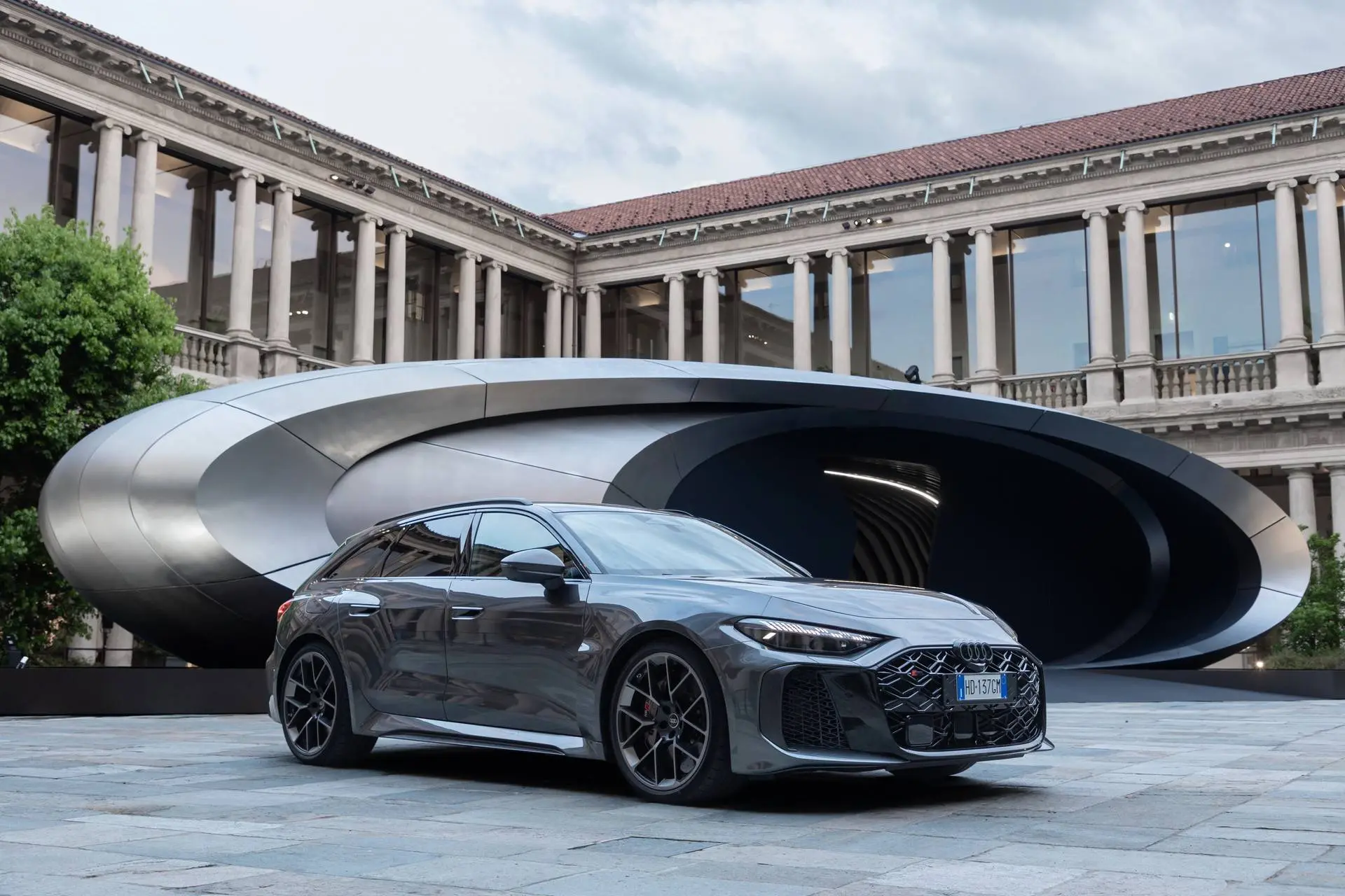 Anteprima nazionale per l'Audi RS 5 alla Milano Design Week. Sullo sfondo l'installazione "origin" curata dallo studio di Zaha Hadid