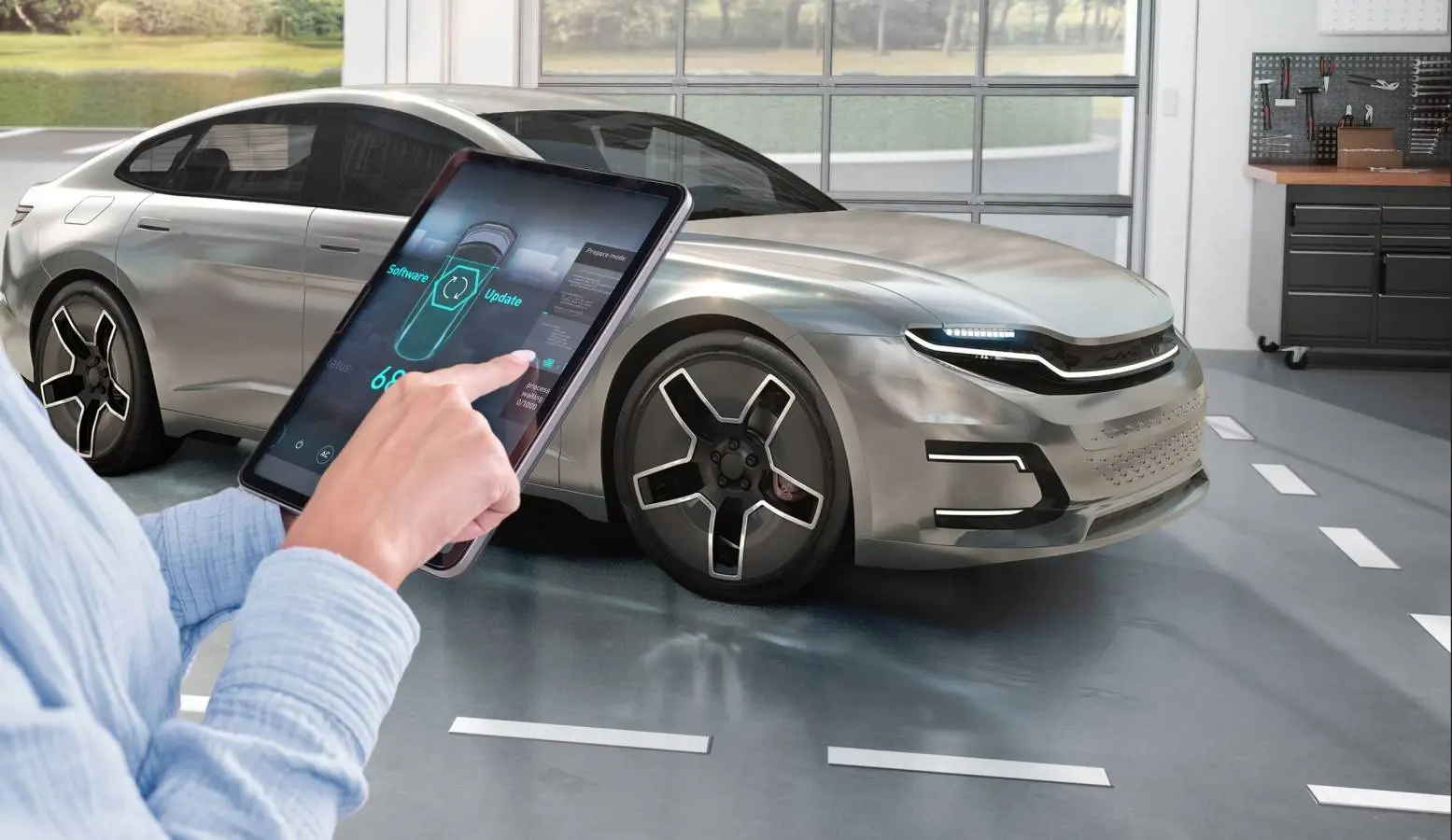 uomo con tablet e davanti un'auto futuristica di colore argento/oro luccicante