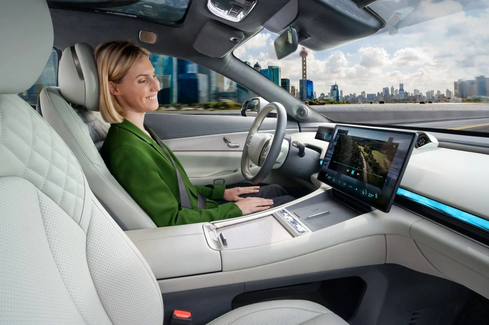bosch guida autonoma di terzo livello donna seduta nel posto di guida senza usare le mani sul volante