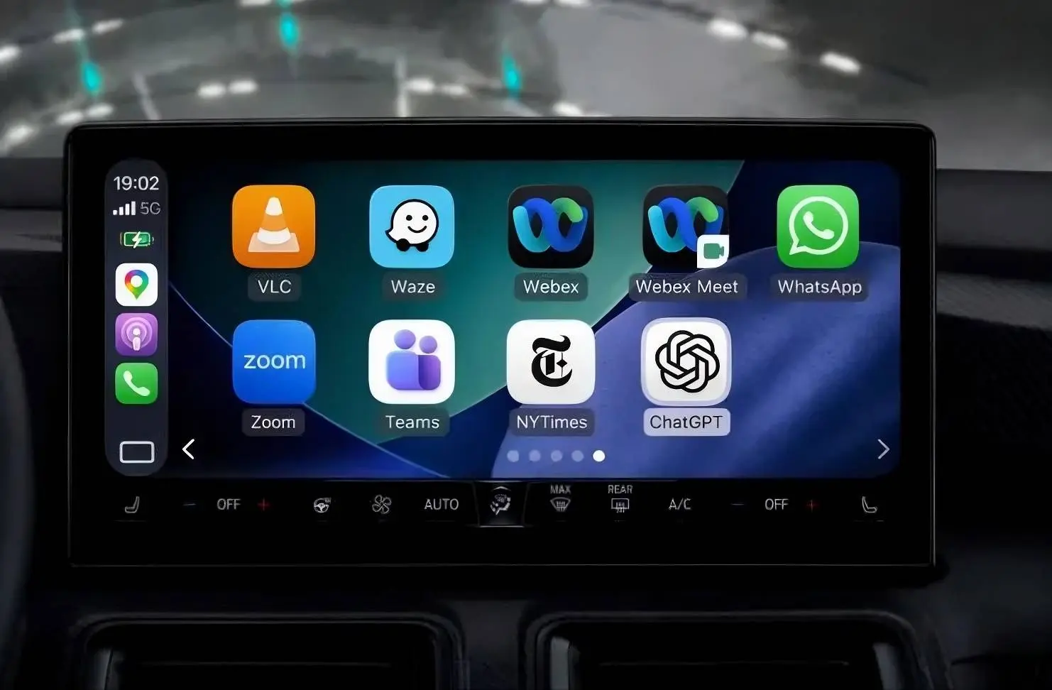 Nell'immagine si vede uno schermo connesso a Apple Carplay con l'icona di ChatGPT evidenziata